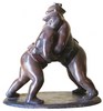 Combat de sumos : sculpture bronze à patine brun-rouge 